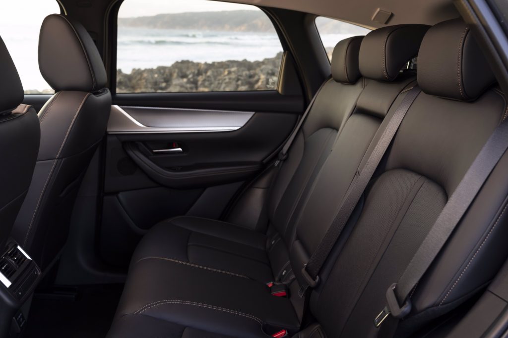 2022_mazda_cx-60_portugal_mg_int_003_lowres