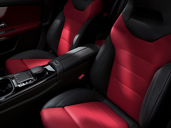 A-Klasse-Kompaktlimousine-Interieur-Sitze-Leder-Rot-Touchpad-Becherhalter-Mercedes-Benz