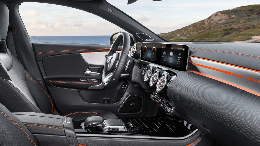 CLA-Coupe-Interieur-Cockpit-MBUX-Touchscreen-Touchpad-Meer-Küste