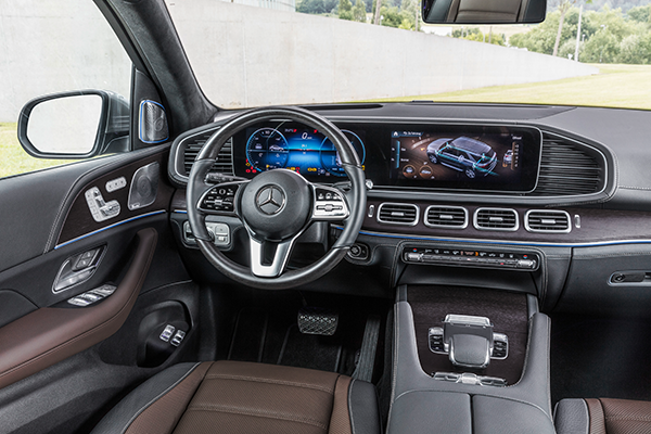 GLE-SUV-Interieur-Fahrersitz-Mercedes-Benz-Bedienelemente-Multimedia-Lenkrad-Touchpad