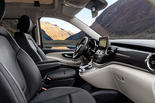 Marco-Polo-Interieur-Cockpit-Touchpad-Multimedia-Display-Mercedes-Benz