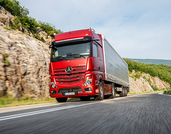 Actros-Exterieur-Frontansicht-dynamisch-Scheinwerfer-Stern-Kühlergrill