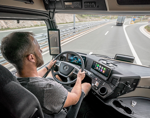 Actros-Interieur-Cockpit-Truck-Mercedes-Benz-Multimedia-Mirror-Cam-Bedienelemente