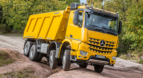 Actros-Bau-Exterieur-gelb-Gelände-Frontansicht