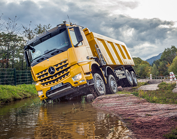 Arocs-Exterieur-Einsatz-Mercedes-Benz-Bauverkehr-Stern-offroad-dynamisch