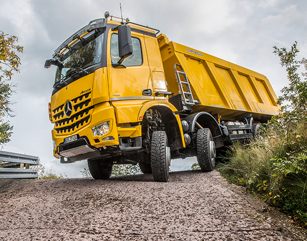 Arocs-Exterieur-Front-offroad-Mercedes-Benz-Bauverkehr-offroad