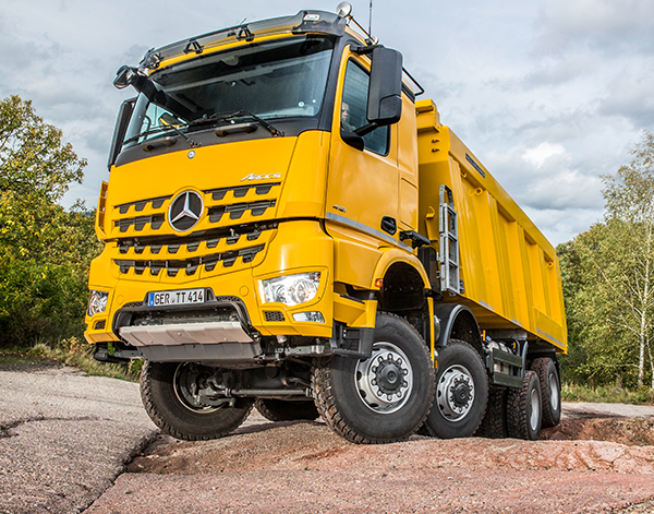 Arocs-Exterieur-nah-Fahrerhaus-Mercedes-Benz-Bauverkehr-offroad-Truck