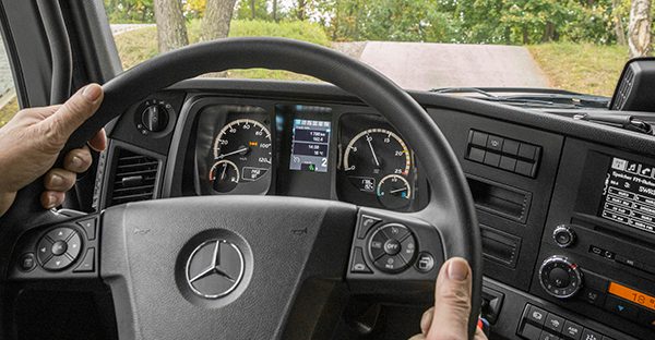 Arocs-Interieur-Lenkrad-Bedienelemente-Mercedes-Benz-Truck-Multimedia