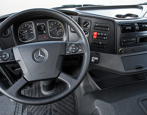 Atego-Verteiler-Interieur-Cockpit-Mercedes-Benz-Kombiinstrument