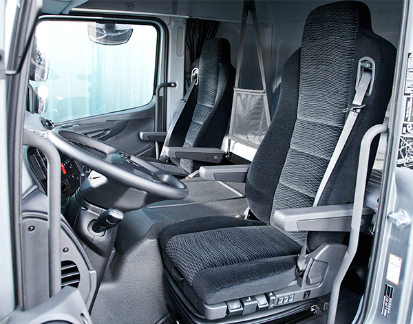 Atego-Verteiler-Interieur-Sitzbank-Fahrerhaus-Mercedes-Benz-Lenkrad