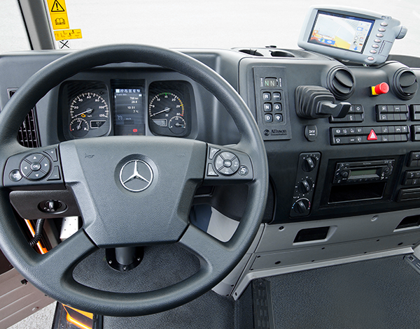 Econic-Interieur-Cockpit-Lenkrad-Multimedia-Mercedes-Benz-Trucks-Bedienelemente