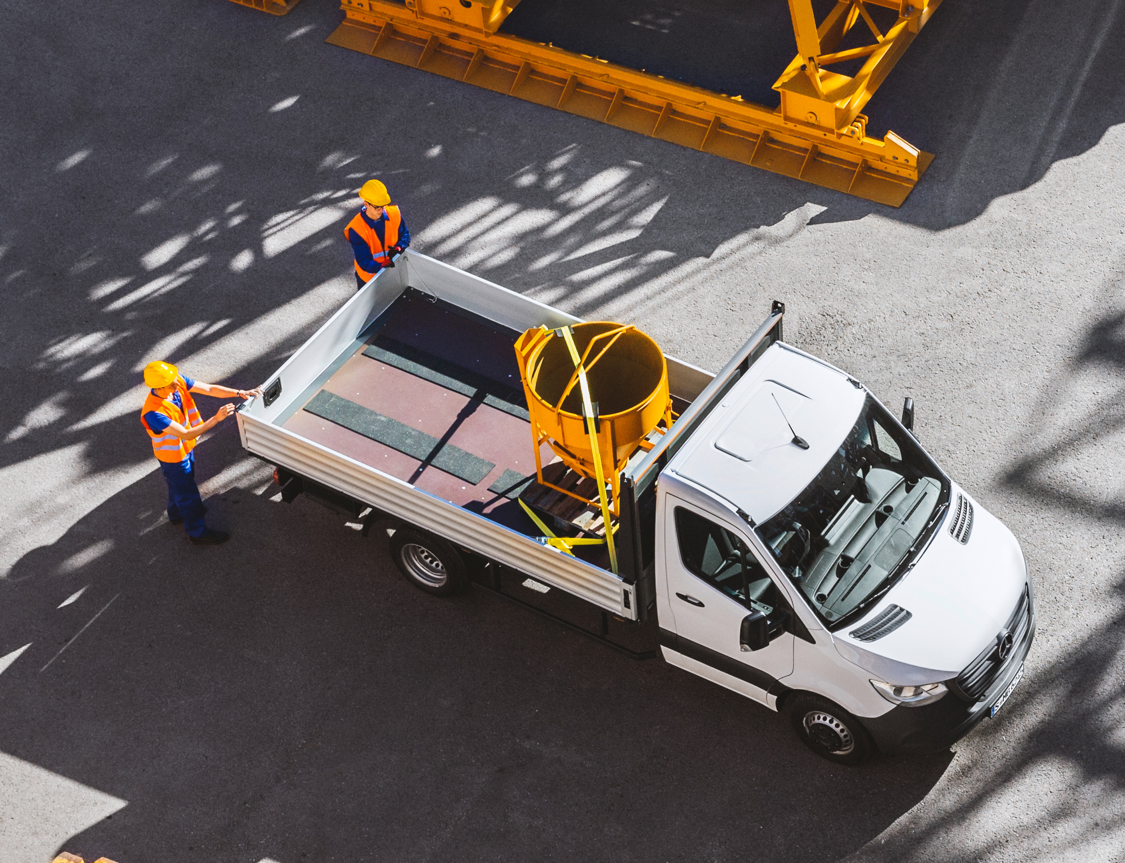 Mercedes-Benz-Sprinter-Pritsche-Pritschenfahrzeug-Nutzfahrzeug-Extern-Transporter-beladen-Ladefläche