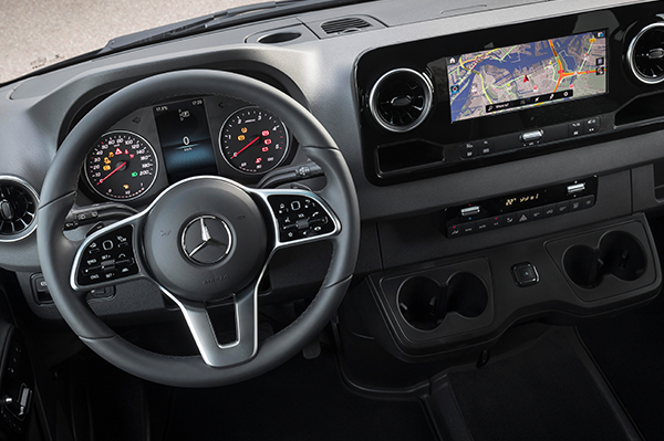 Sprinter-Tourer-Interieur-Cockpit-Multifunktionslenkrad-Lenkrad-Mercedes-Benz-Multimedia-Bedienelemente
