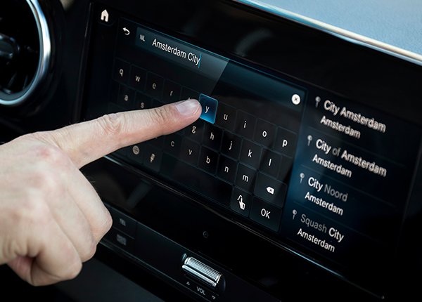 Sprinter-Tourer-Interieur-Multimedia-Touchscreen-Mercedes-Benz