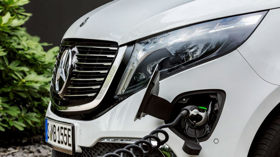 Mercedes-Benz-EQV-EQ-Exterieur-laden-Ladekabel