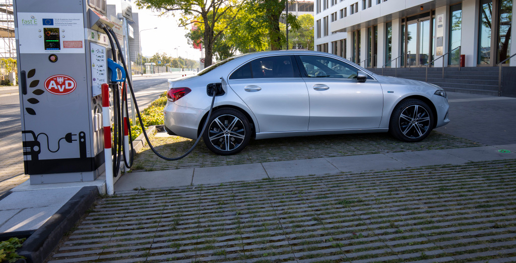 Mercedes-Benz A250e Limousine Hybrid